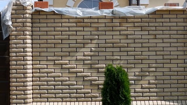 Забор из кирпича ФАГОТ фактура Луч со скошенным углом У1Л2Т, и ложкового ЛЕЛ цвет желтый