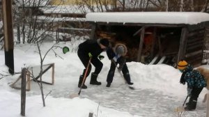 Рождественская игра в хоккей на даче.