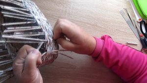 Шкатулка с узором на крышке. Плетение из газетных трубочек.