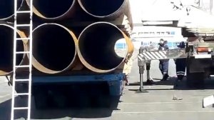 Перегрузка труб большого диаметра с машин на ролл трейлера