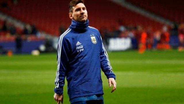 На тренировке сборной Аргентины игроки становились в очередь для фото с Месси смотреть онлайн