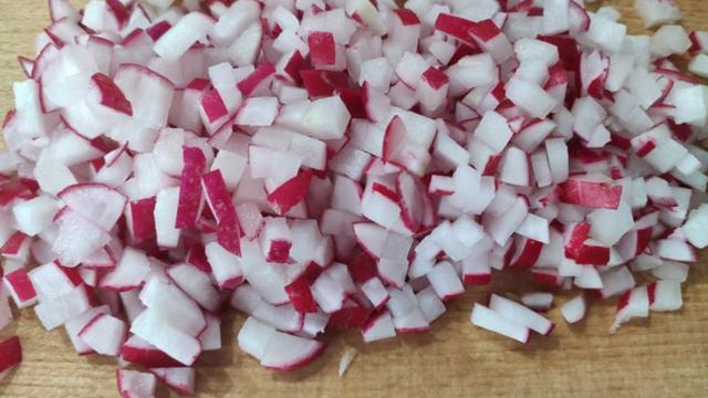 Оливье с редиской и зелёным луком