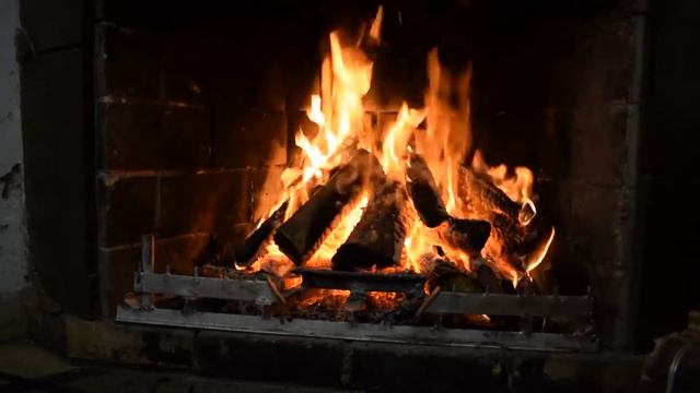 С Новым годом! - В двери к нам уже стучится Ноый год, подарки и сюрпризы он с собой несёт.... смотреть онлайн