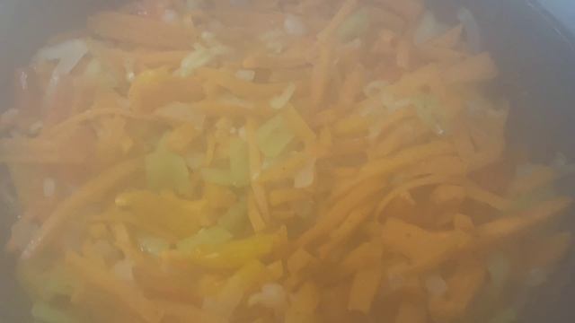 Фаршированные болгарские перцы с картофелем и овощами в кастрюле от Barazzoni на плите.