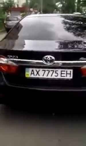 Беспредел в Харькове , на Клочках неизвестные похитили девушку. Госномер а/м Toyota Camry АХ7775ЕН
