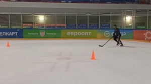 Переход лицом в центр через кораблик с внутренней стороны конусов - переход лицо-спина по прямой