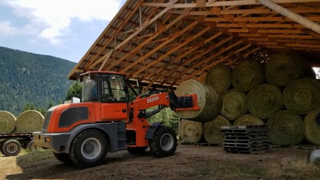 Телескопический погрузчик Everun ER2500 работает на ферме