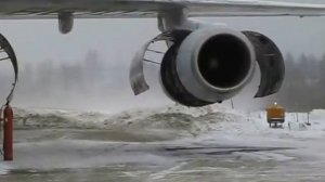 Запуск двигателей на самолете Ил-86