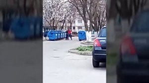 ПЬЯНЫЕ МУЖИКИ ДЕРУТСЯ ВОЗЛЕ МУСОРНОГО БАКА