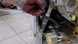 Как заменить амортизаторы на стиральной машине электролюкс, скачет при отжиме.