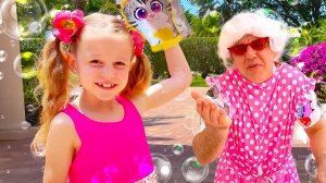 Настя и Ева нашли магический душ с игрушками. Видео для детей