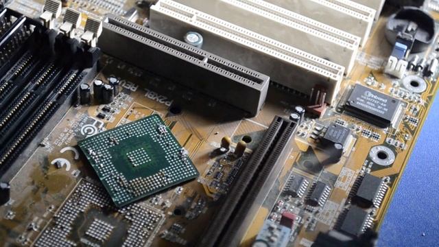 Пайка SMD платы газовым паяльником DREMEL VersaTip Hobby смотреть онлайн