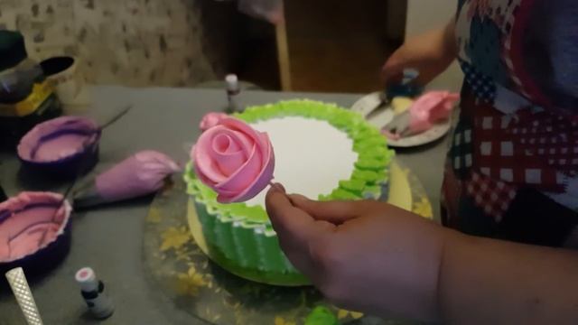 Бисквитный торт, украшен БЗК и бабочками из вафельной бумаги смотреть онлайн