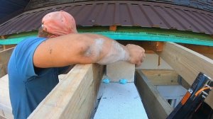 Положил фронтоны из газобетона/Затянул болты на стропилах/Обработал стропила Антисептиком