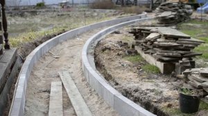 Как бордюр делает изгиб дорожки.Смотрим . Мостовая ру.