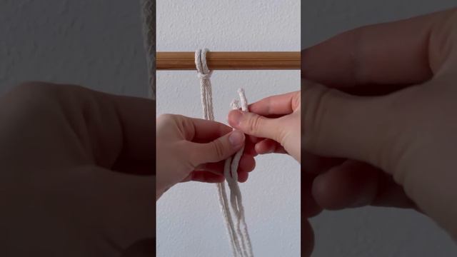 Базовые крепления: замочком вперёд и замочком назад 
#макраме #урокимакраме #diy #macrame