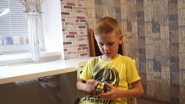 Ребенок 7 лет собирает Кубик Рубика меньше чем за минуту смотреть онлайн