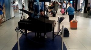 В аэропорту Чампино Рим играет пианист / Pianist at the airport of Rome