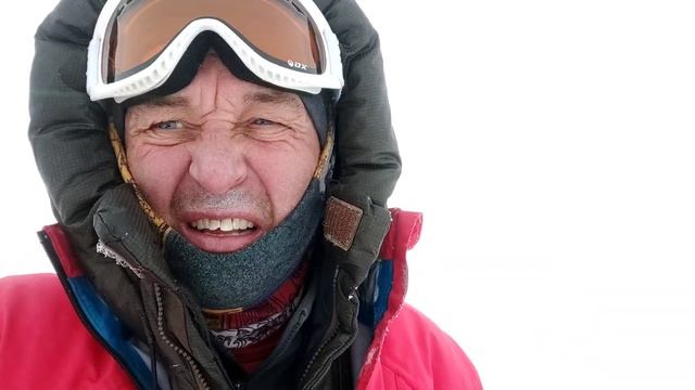 В такую погоду дома надо сидеть, а не по Эльбрусам шлятся смотреть онлайн