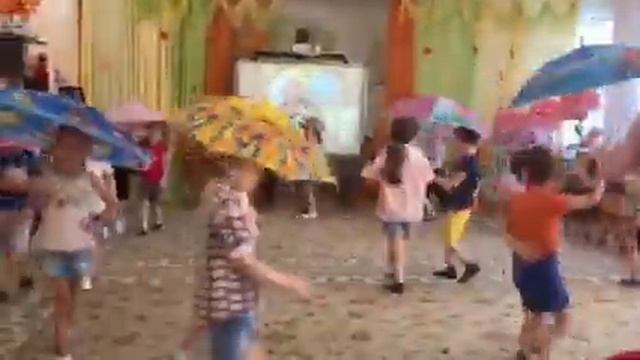 Танец с зонтиками на открытом занятии в старшей группе.