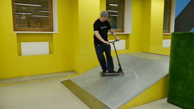 Трюки на самокате в крытом скейт парке BunnyHop #крытыйскейтпарк  #трюкинасамокате