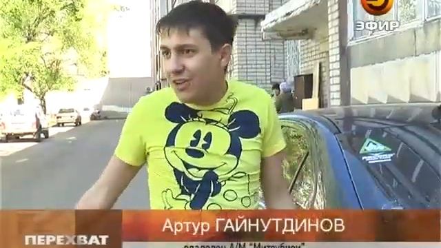 Кирпич упал на автомобиль с ремонтируемой крыши