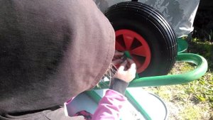 Ремонт садовой тачки своими руками \ Доча меняет колесо ?