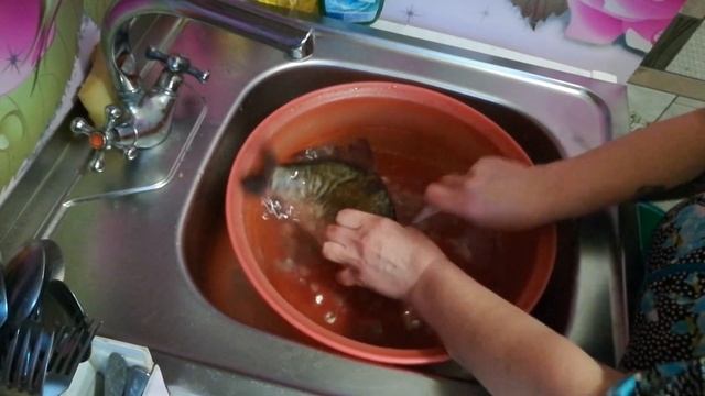 Как быстро почистить карасей! смотреть онлайн