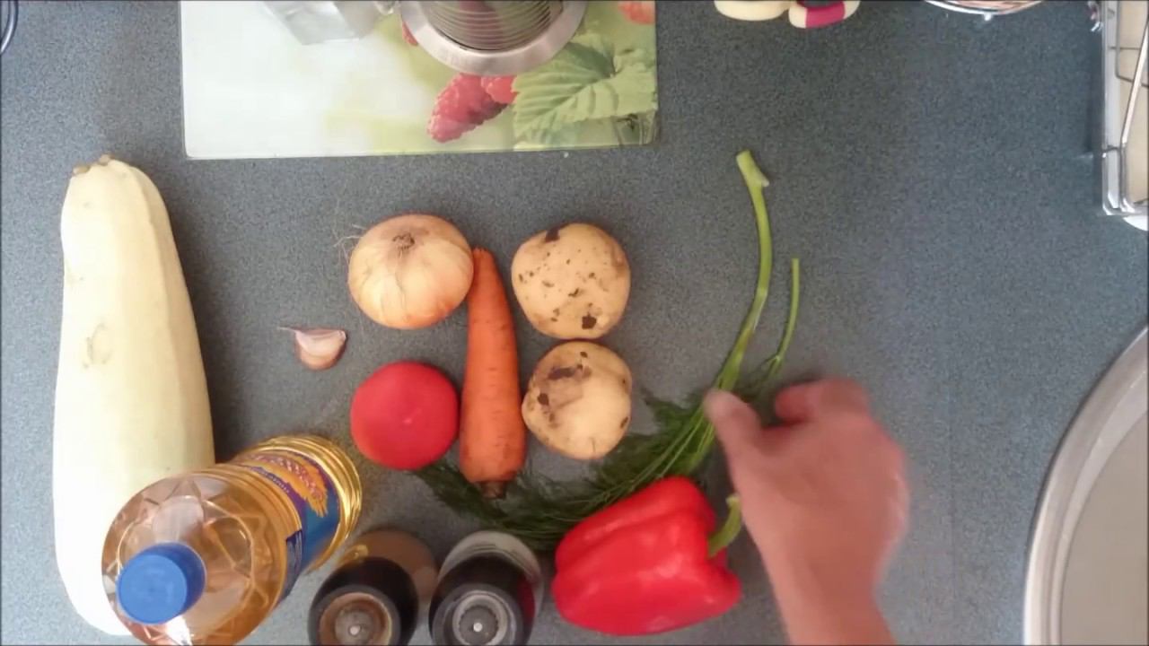 Овощное рагу из кабачка, картофеля, лука, моркови и болгарского перца.