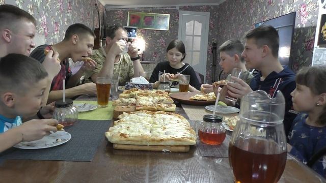 МУКБАНГ. Пицца с ананасом . Пицца с фаршем и овощами