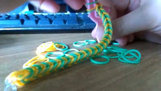 Копия видео "Как плести из резинок рыбий хвост" смотреть онлайн