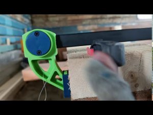 Стягиваем доски и бревна, снимаем двери, размечаем место под печку, чиним ниву. (День 49-50).