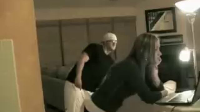 Смачный шлепок по жопе смотреть онлайн