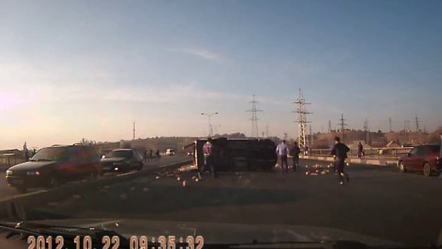 Газель пошёл на обгон и перевернулся