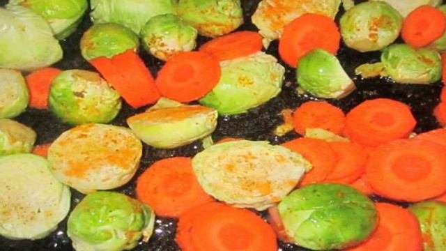 Тушеная брюссельская капуста со шпинатом