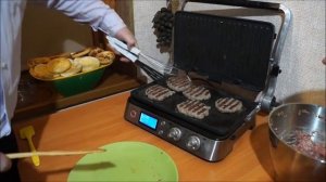 Бургеры на гриле с сочными мясными котлетами