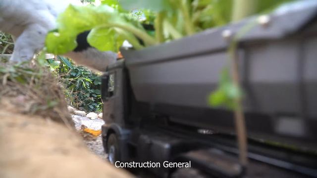 Игрушечный экскаватор ухаживает за огородом смотреть онлайн