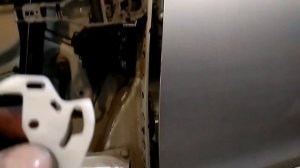 Фольтсваген джетта , блокируется замок двери при постановке на охрану.