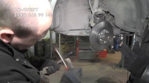 Замена передних тормозных колодок и тормозных дисков на Land Rover Freelander 2