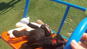 Вика гуляет с картун кэт и сиреноголовым на площадке как мама