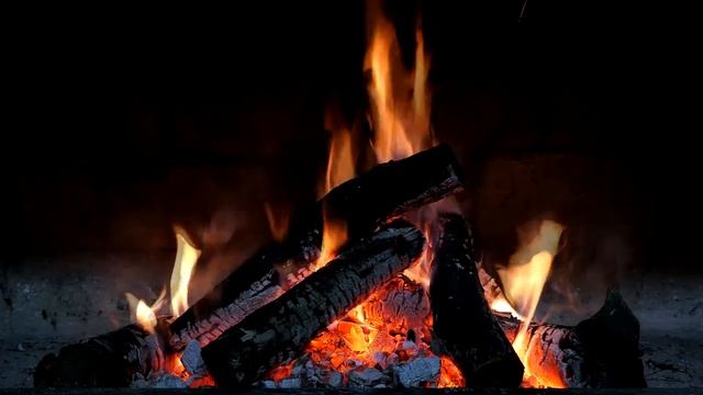 Звук костра. Камин. Ночной костер. Пламя. Огонь. Дрова. Горящий костер. Угли в камине. Вид огня.