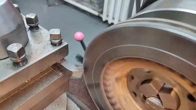 Проточка тормозного диска. Бьёт педаль? Дрожит руль? К токарю не торопись! смотреть онлайн