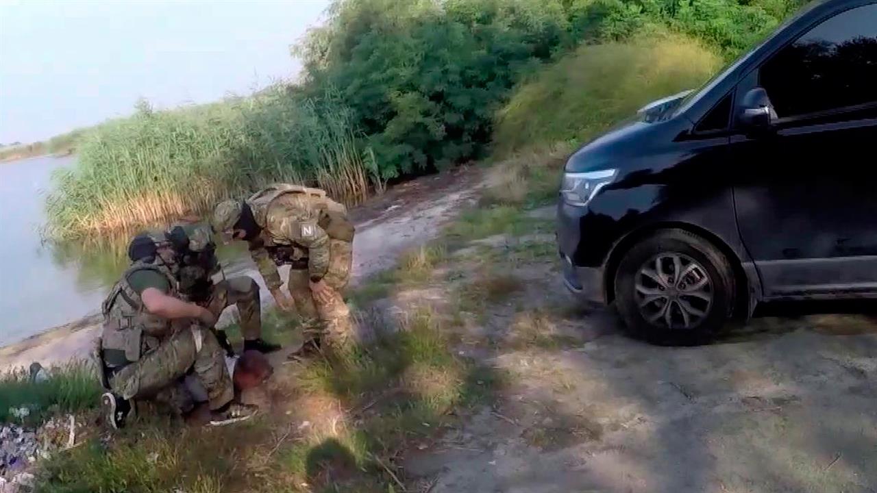 ФСБ обнародовала кадры задержания украинских диверсантов в Херсонской области
