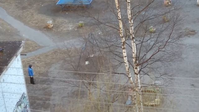 Мальчик в смятении, почему качаются качели?
