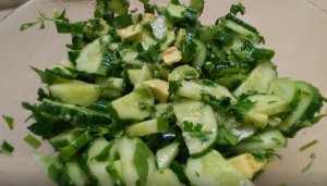 У меня ни один огурец не пропадает! Рецепт НОВОГО легкого САЛАТА из огурцов.