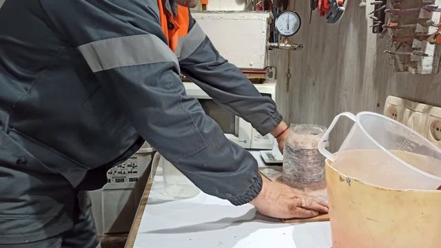 ХУДОЖЕСТВЕННОЕ ЛИТЬЁ ИЗ БРОНЗЫ. Эпизод 4: заливка фигурки в формовочную смесь.