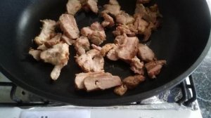 Яичница с помидорами, луком и мясом