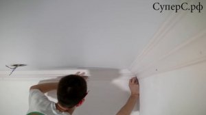 Как приклеить галтели / Монтаж потолочного плинтуса своими руками