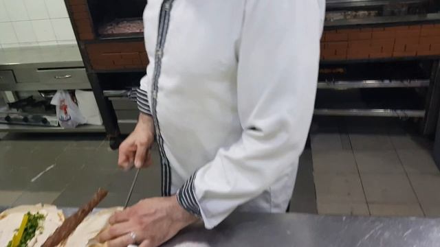 Ливанская кухня. Полезный фастфуд. Кебаб в лаваше. HD video