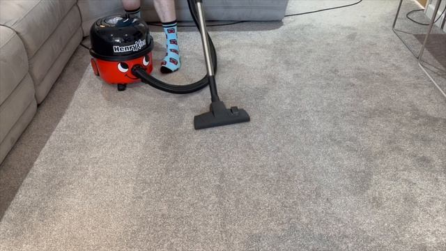 Numatic Henry Xtra HVX200-22 vacuum cleaner review! смотреть онлайн